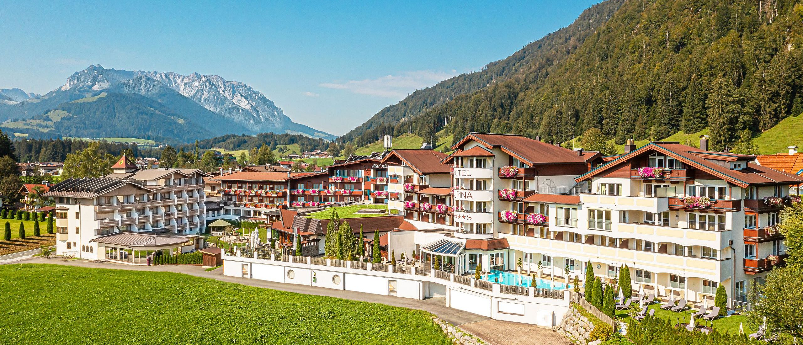 Aussenansicht_Sommer_Wellness_Resort_Hotel_Alpina_Sommer_Urlaub_Kaiserwinkl_Tirol