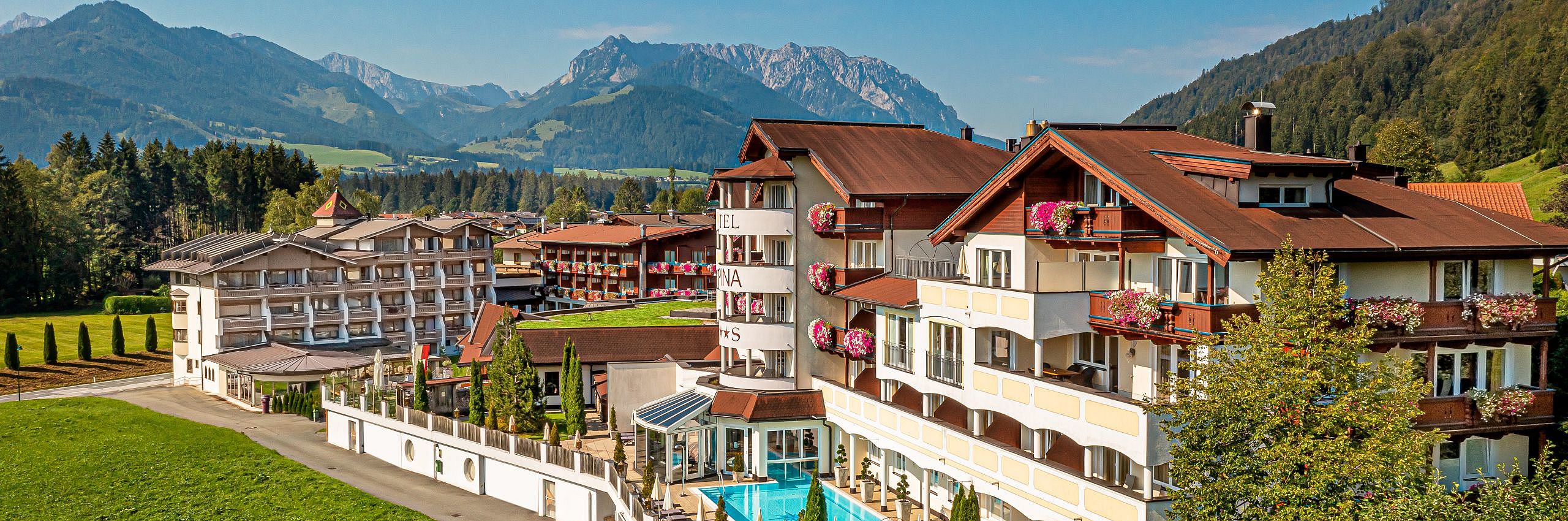 Aussenansicht_Sommer_Wellness_Resort_Hotel_Alpina_Sommer_Urlaub_Kaiserwinkl_Tirol