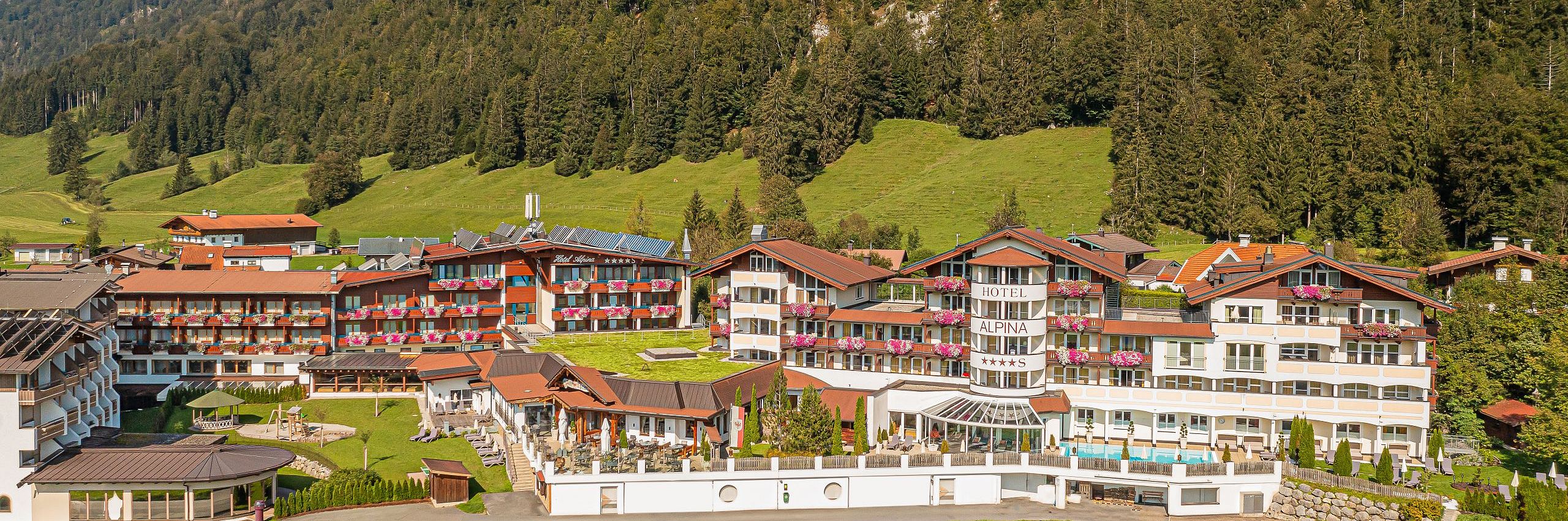 Aussenansicht_Sommer_Wellness_Resort_Hotel_Alpina_Sommer_Urlaub_Kaiserwinkl_Tirol