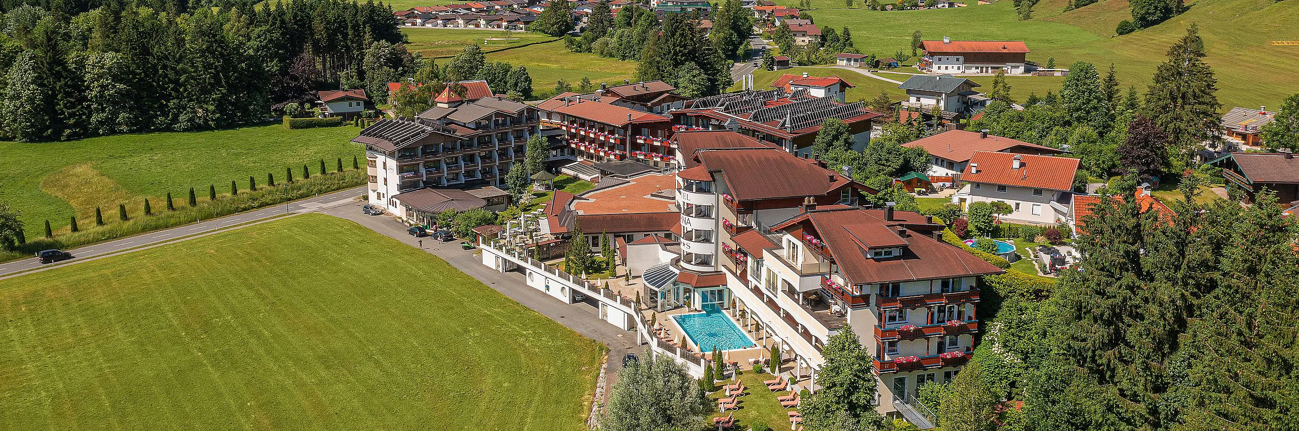 AussenansichtDrohneKaiserSommerHotelWellnessResortAlpinaKoessenKaiserwinklHotelTirol