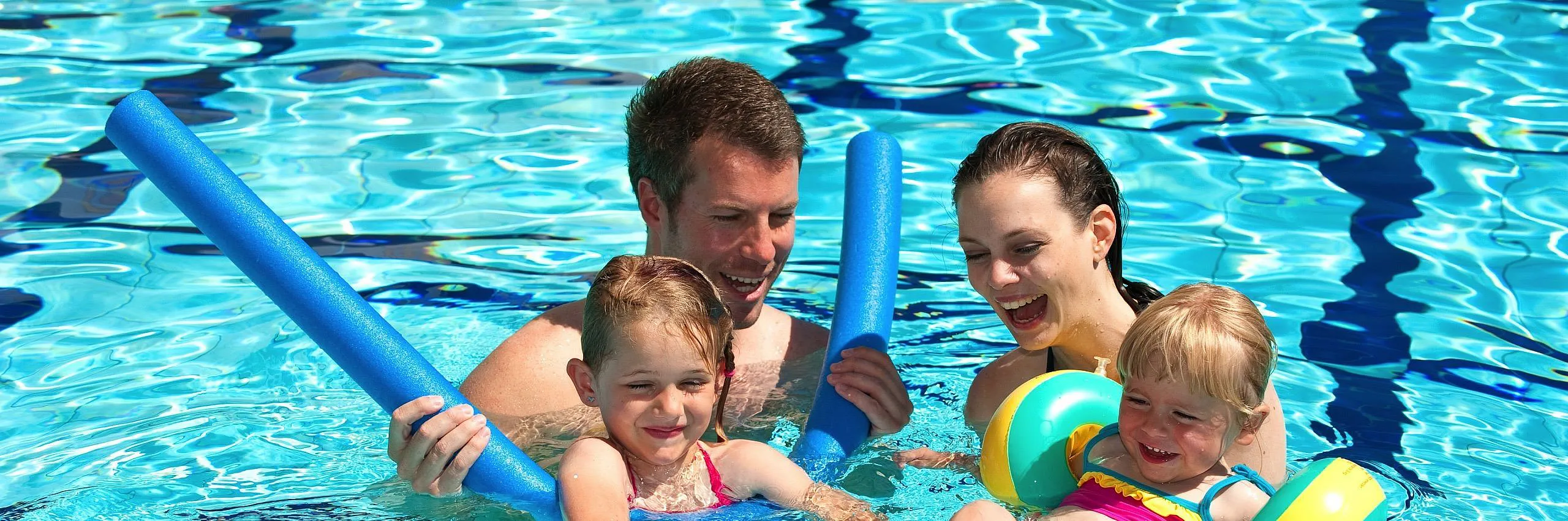 PoolSommerFamilie1SpabereichWellnessResortHotelAlpinaKoessenTirolKaiserwinkl