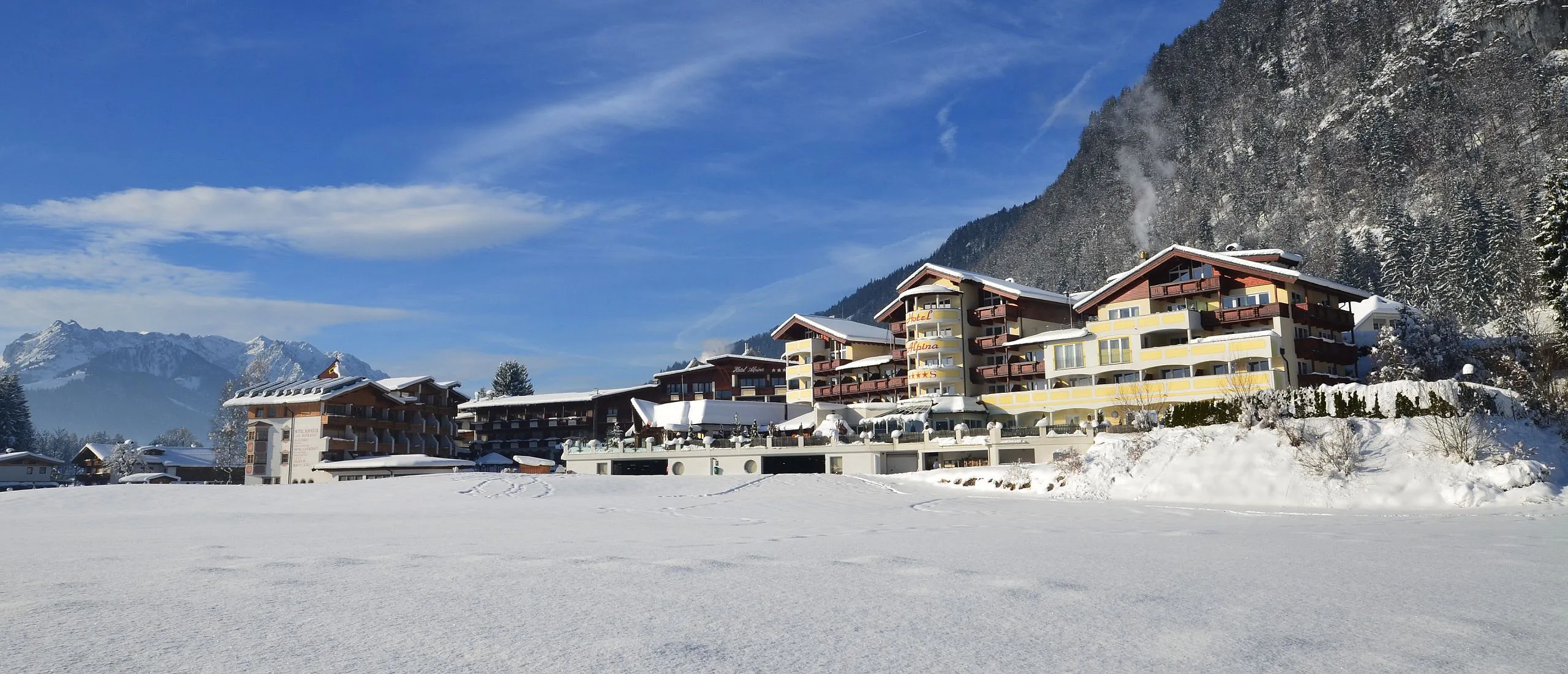HotelAussenWinterKaisergebirge1WellnessResortHotelAlpinaKoessenKaiserwinklTirol