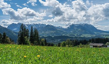 Kaiserwinkl-Urlaub-Fruehling-Ort-Koessen-Landschaft-2